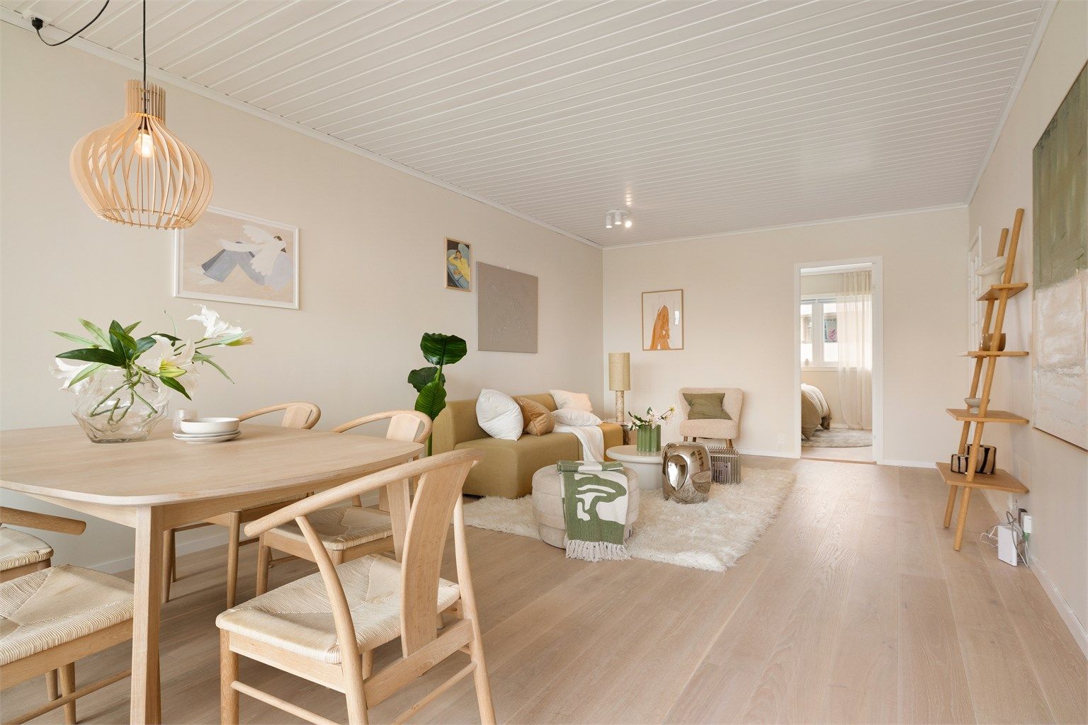 Her er det god plass til en egen spisedel i tilknytning til stuen.