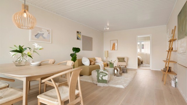Her er det god plass til en egen spisedel i tilknytning til stuen.