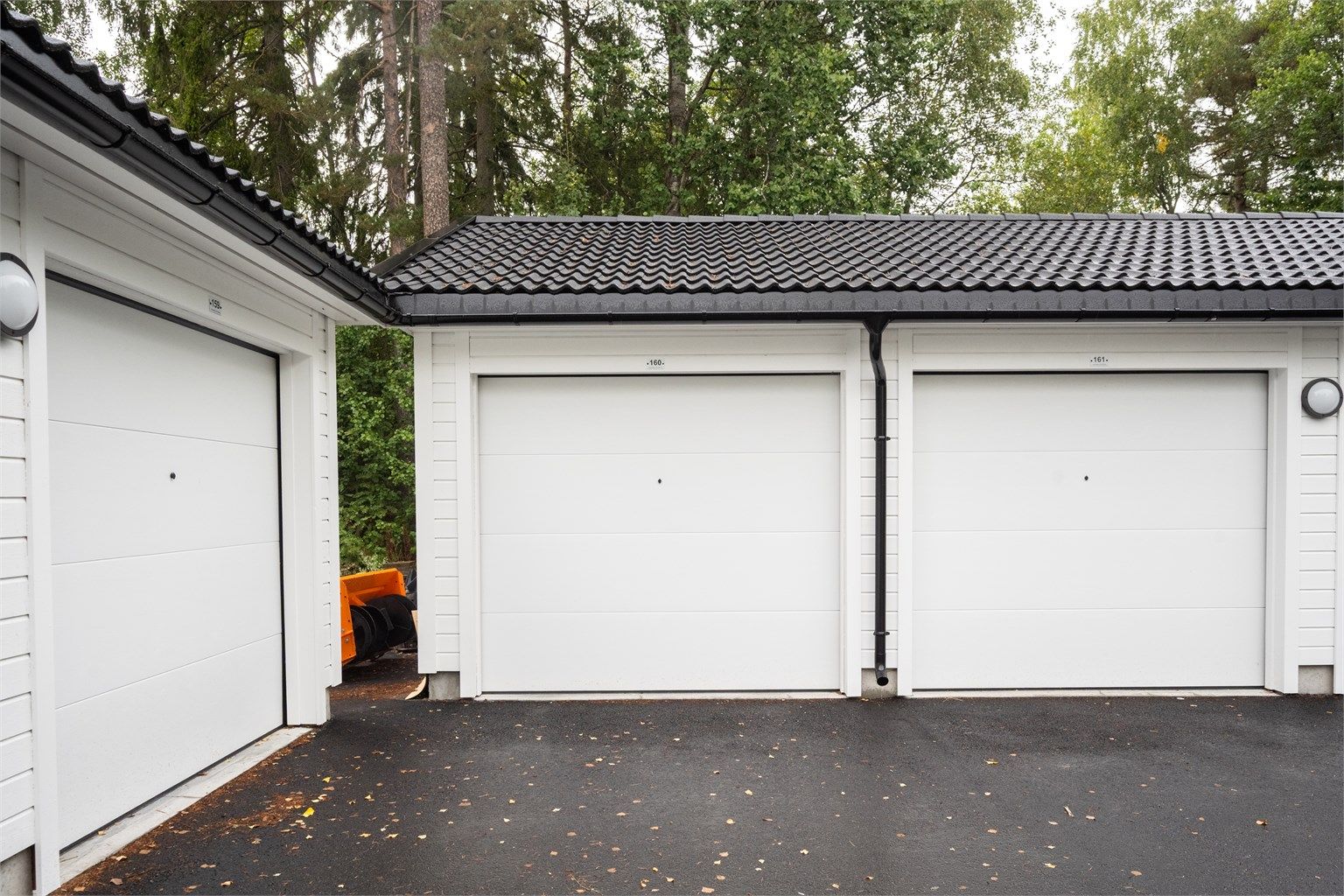 Garasje nr. 160 i umiddelbar nærhet til boligen, utstyrt med elbillader, elektrisk leddport og hems med lagringsplass. 
Kan kjøpes av selger til en avtalt pris.