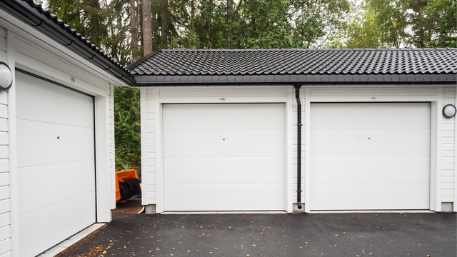 Garasje nr. 160 i umiddelbar nærhet til boligen, utstyrt med elbillader, elektrisk leddport og hems med lagringsplass.
Kan kjøpes av selger til en avtalt pris.