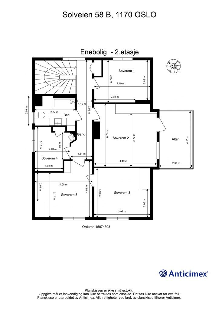 Andre etasje er en privat sone med fem soverom, et bad og utgang til en altan på ca. 10 m².