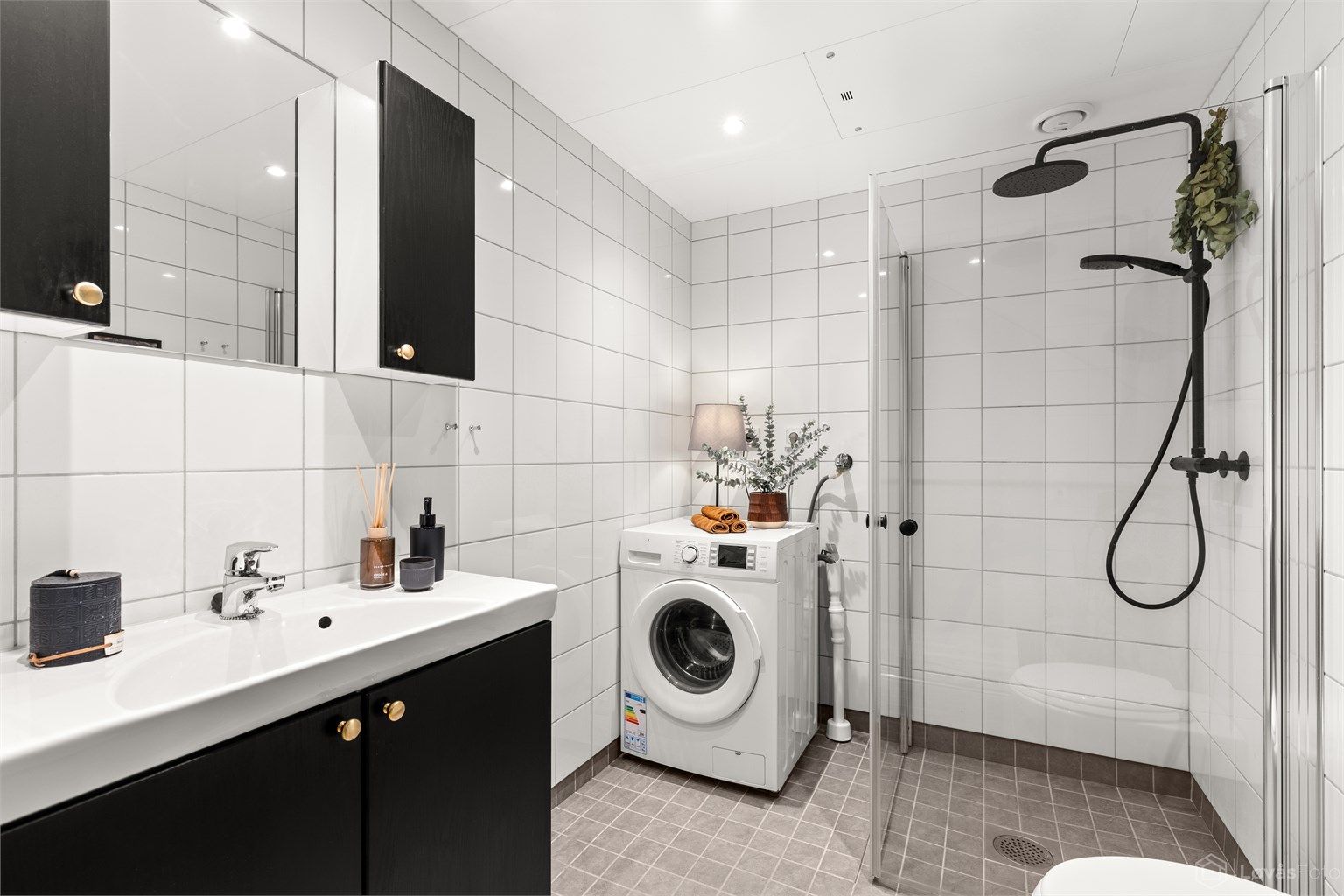 Romslig og pent baderom med flislagte vegger og gulv med behagelig gulvvarme. Downlights i tak.