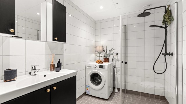 Romslig og pent baderom med flislagte vegger og gulv med behagelig gulvvarme. Downlights i tak.