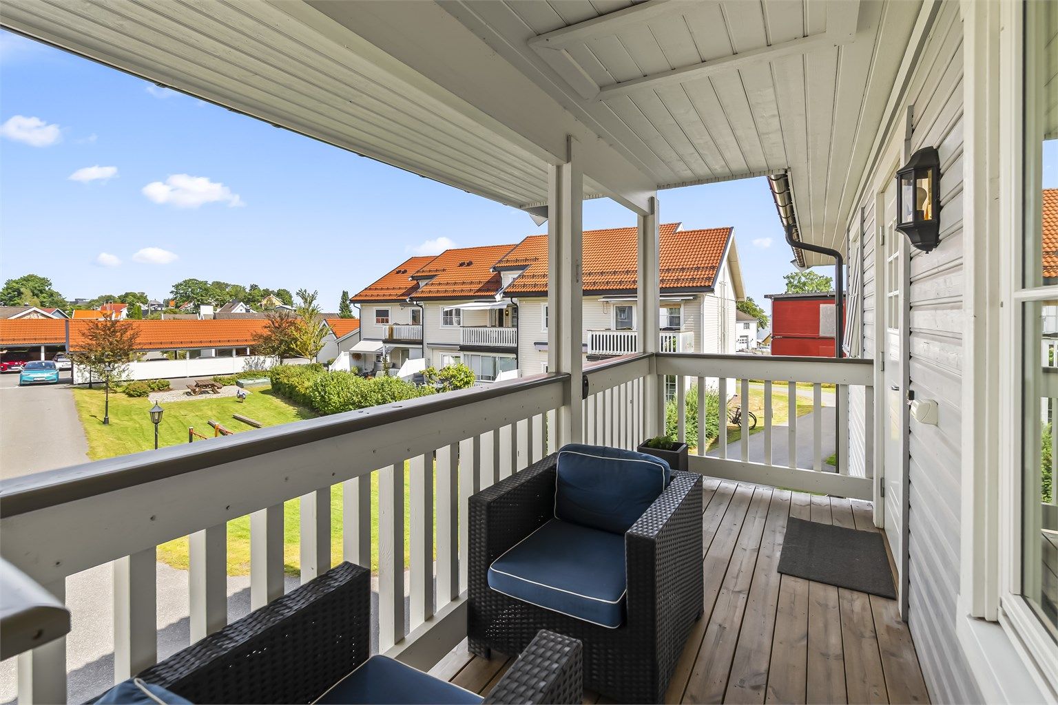 Balkong ved inngangspartiet