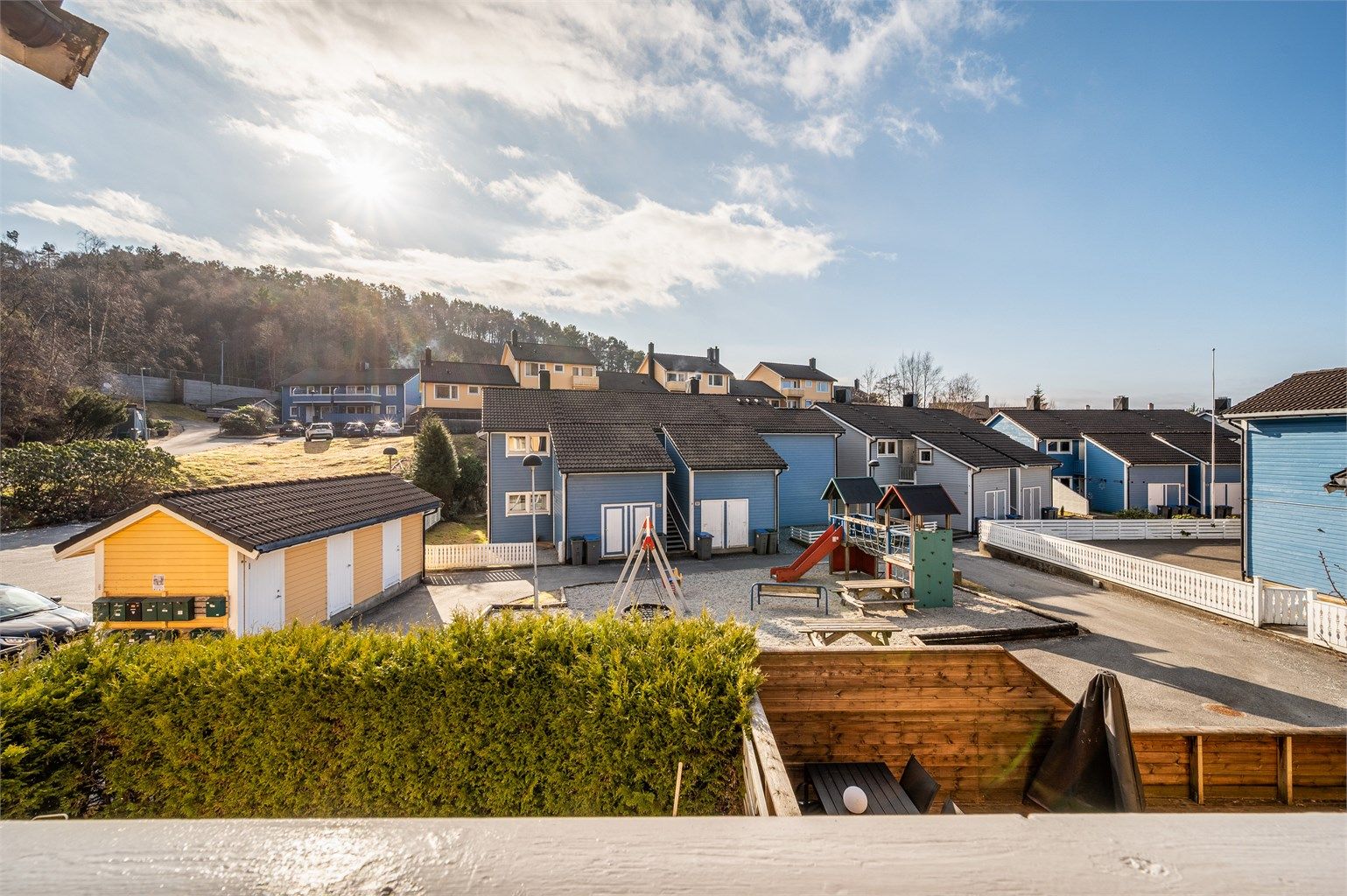 Herfra han man fin utsikt over nærområdet og kan holde følge med hva som skjer på lekeplassen. 