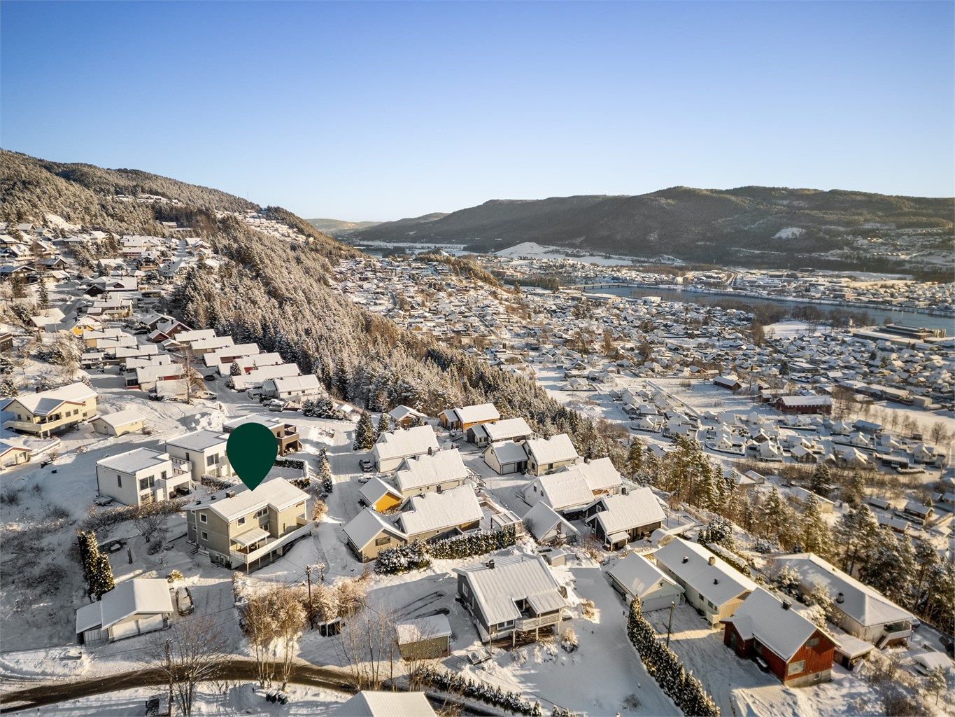 Forøvrig er det kort vei til en rekke servicetilbud og flere fritids- og sportstilbud