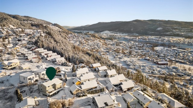 Forøvrig er det kort vei til en rekke servicetilbud og flere fritids- og sportstilbud
