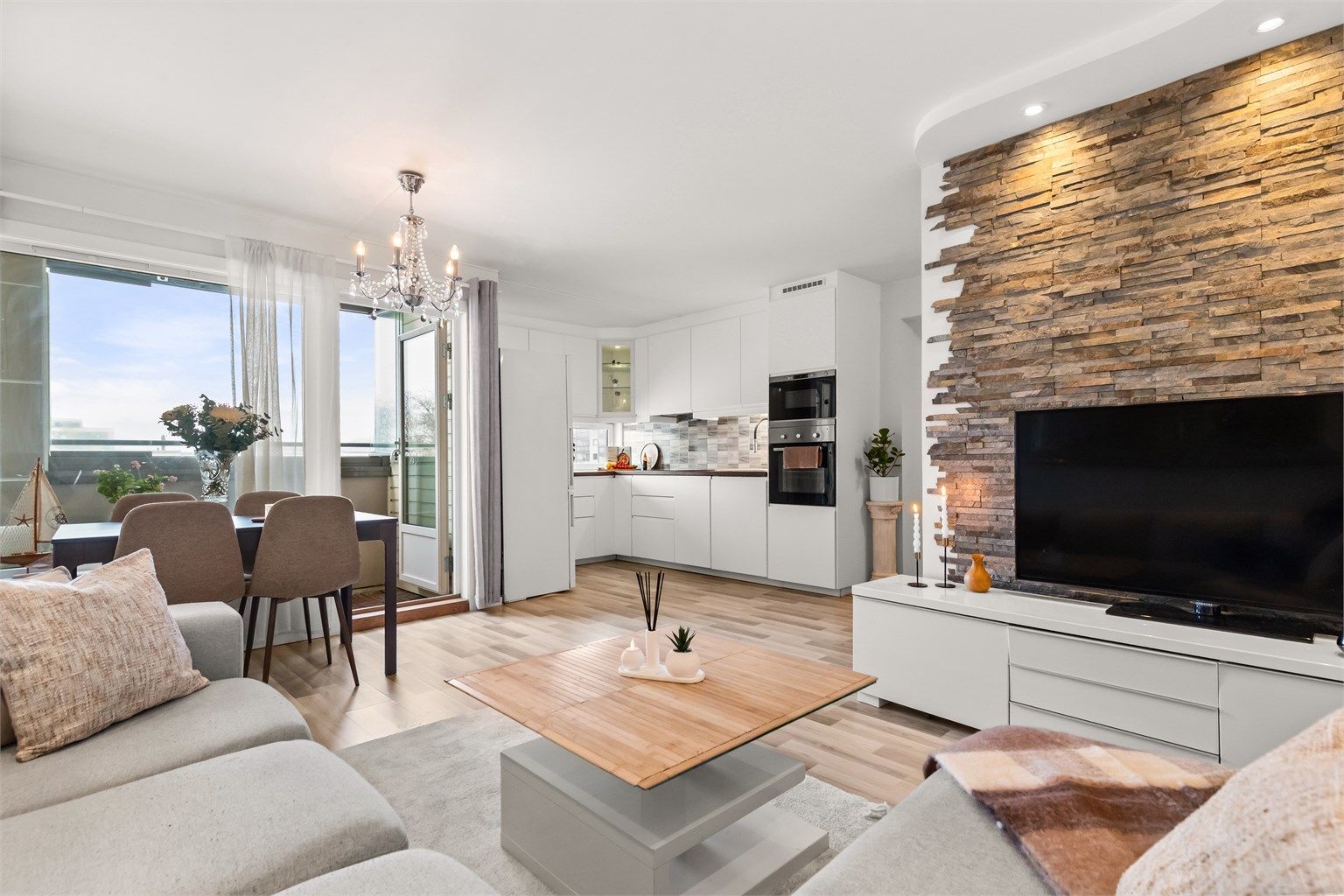 Romslig og lys stue med plass til å innrede i ulike soner. 