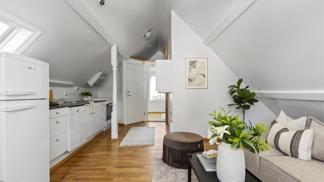 Skråhimlingen følger takkonstruksjonen og gir rommet et luftig preg.