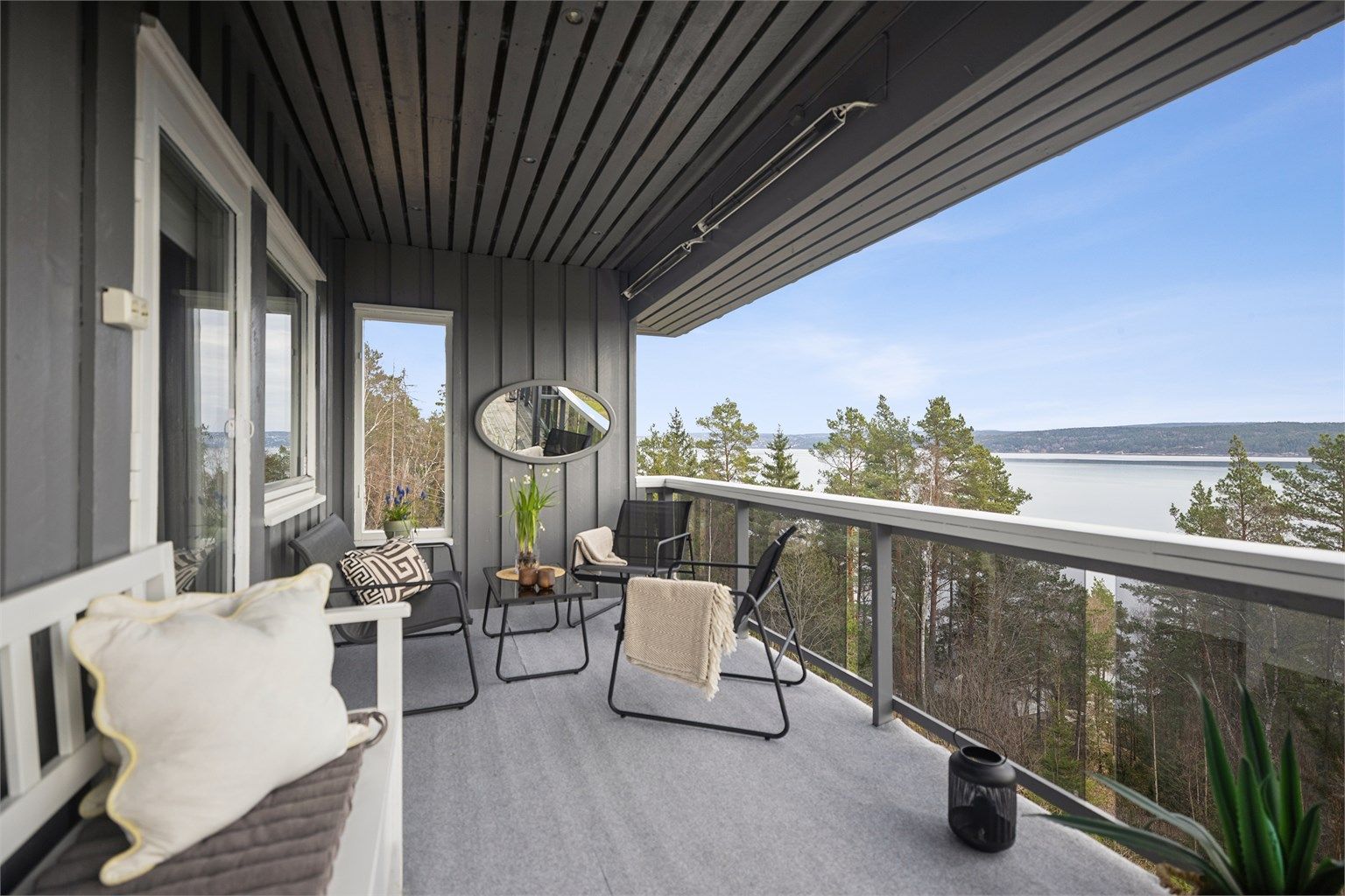Det er utgang fra stuen til delvis overbygget østvendt veranda på hele 27 kvm. Her kan man virkelig nyte utelivet!