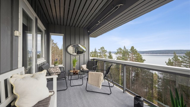 Det er utgang fra stuen til delvis overbygget østvendt veranda på hele 27 kvm. Her kan man virkelig nyte utelivet!