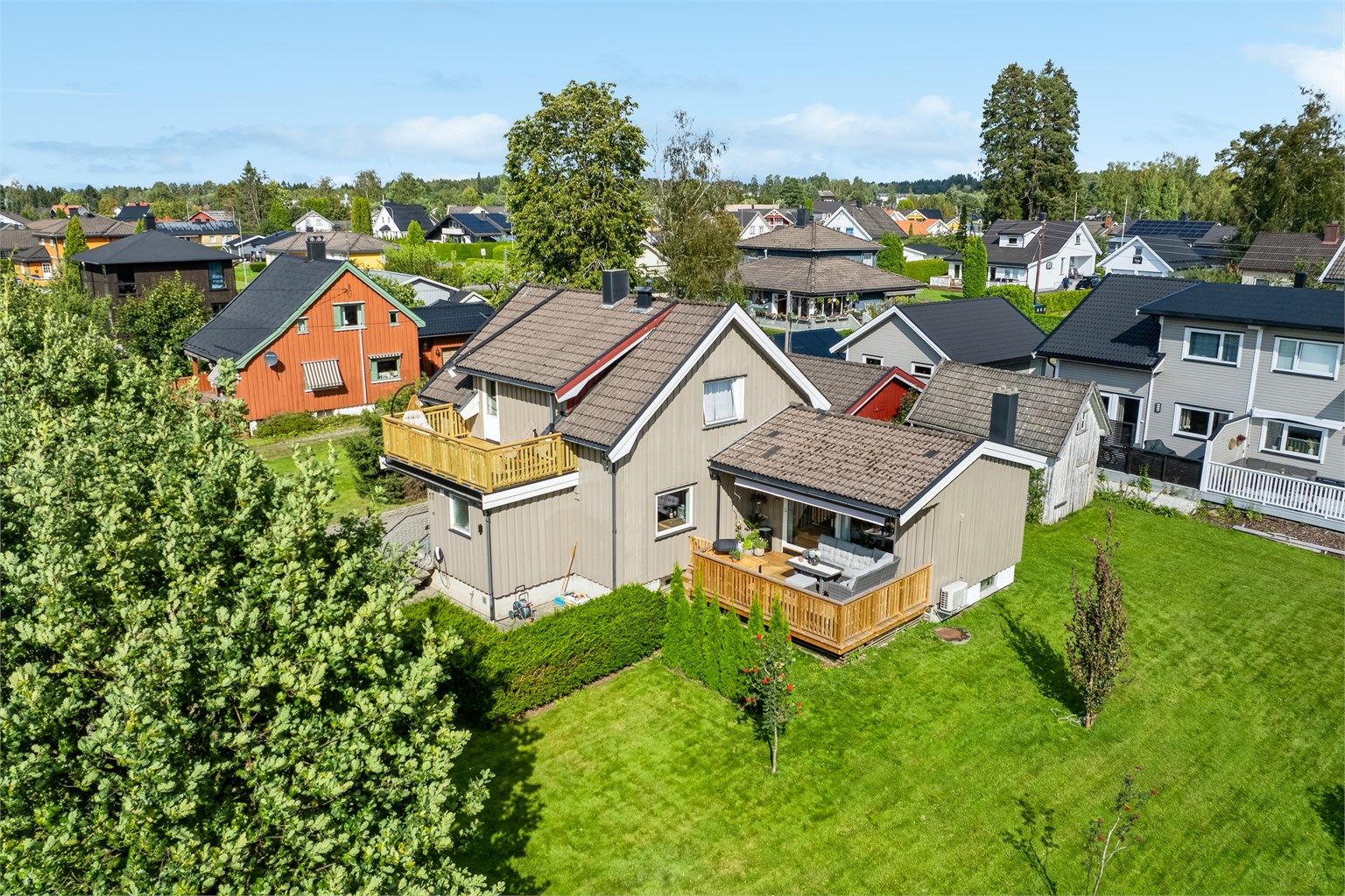 Sommerbilde av boligen