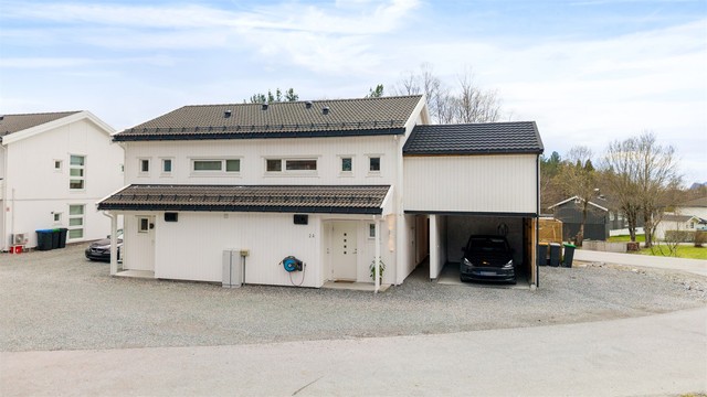 Boligen er en del av en vertikaldelt tomannsbolig oppført i 2016.