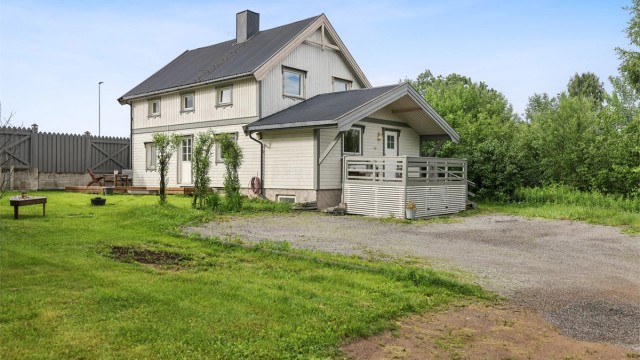 Velkommen til Nyfundvegen 4! Innholdsrik enebolig med familievennlig beliggenhet på Søbakken. (Foto: EFKT v/Bente Nijora Aalberg)