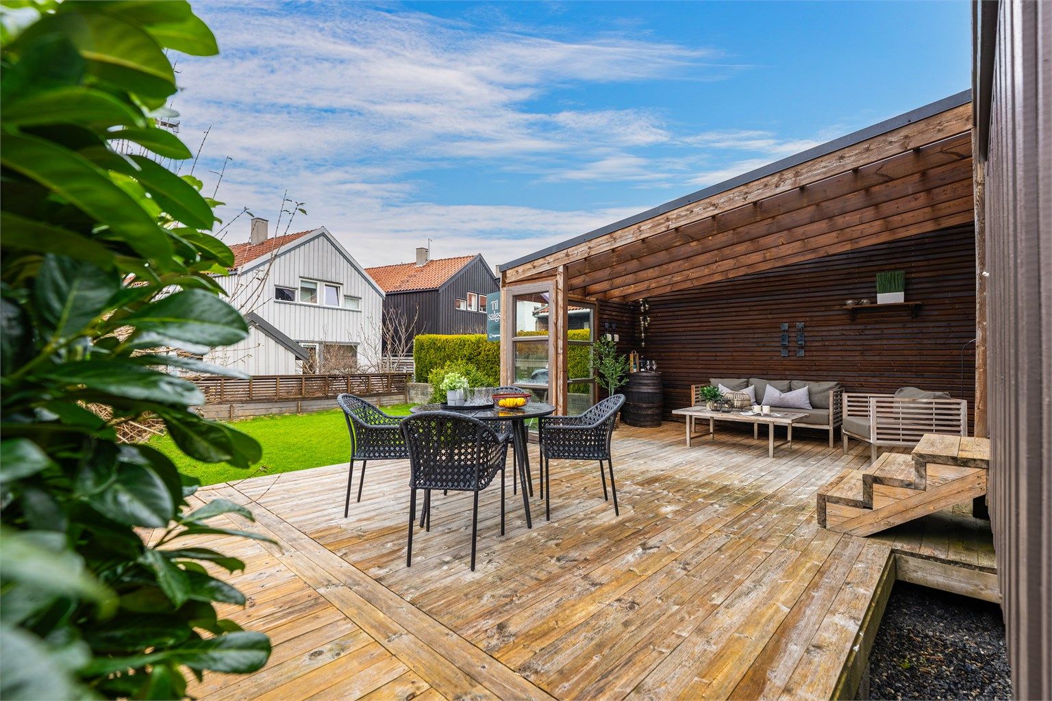 Fra stue er det utgang til vestvendt, solrik terrasse og hage. 