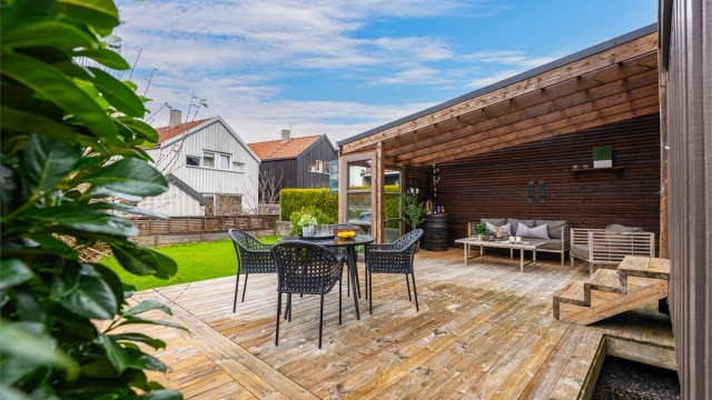 Fra stue er det utgang til vestvendt, solrik terrasse og hage.