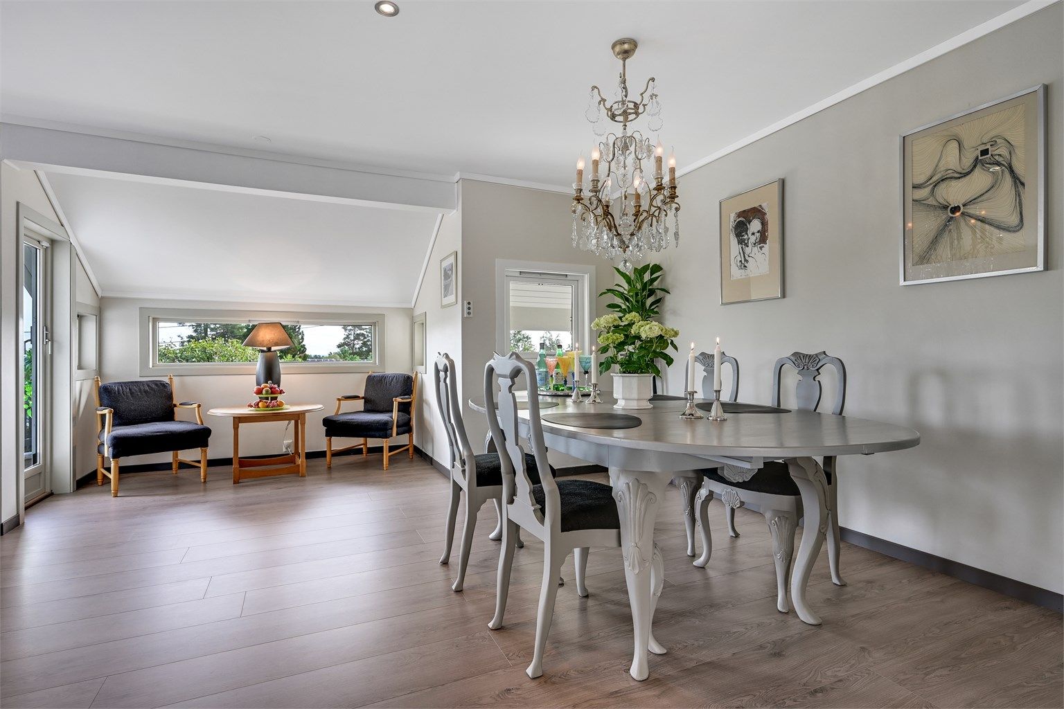 Fra kjøkkenet har du adkomst ut til terrassen. (Det er på plantegningene tegnet inn bod og matbod som er fjernet til fordel for utvidelse av kjøkkenet)