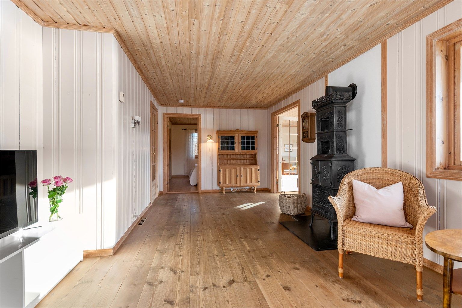 Romslig forstue/dagligstue med vedovn