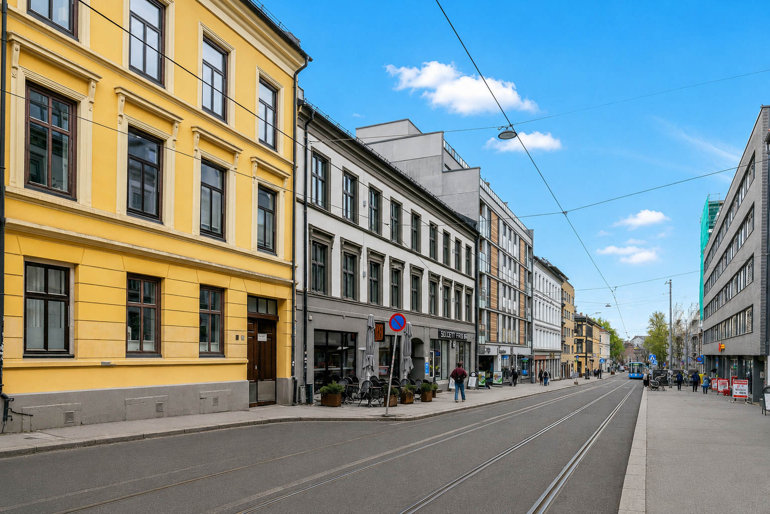 Det er et bredt kollektivtilbud i området. Trikkestoppet for linje 17 og 18 finner du på Adamstuen torg, ett par minutter fra leiligheten. Bildet er ai redigert.