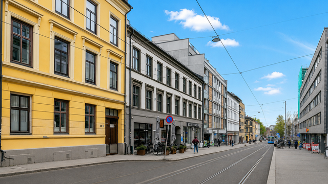 Det er et bredt kollektivtilbud i området. Trikkestoppet for linje 17 og 18 finner du på Adamstuen torg, ett par minutter fra leiligheten. Bildet er ai redigert.