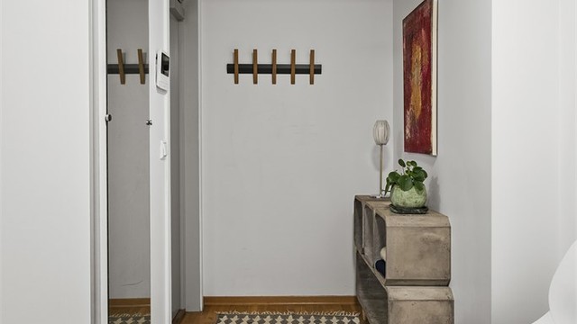 I entrèen er det montert praktisk skyvedørsgarderobe for ekstra oppbevaring. Leiligheten har heis og porttelefon.
