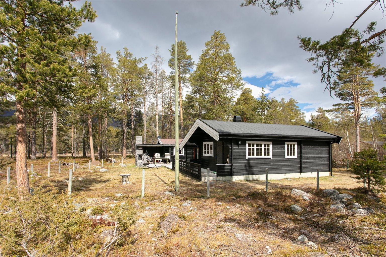 Eiendommen ligger på en stor naturtomt omgitt av furuskog.