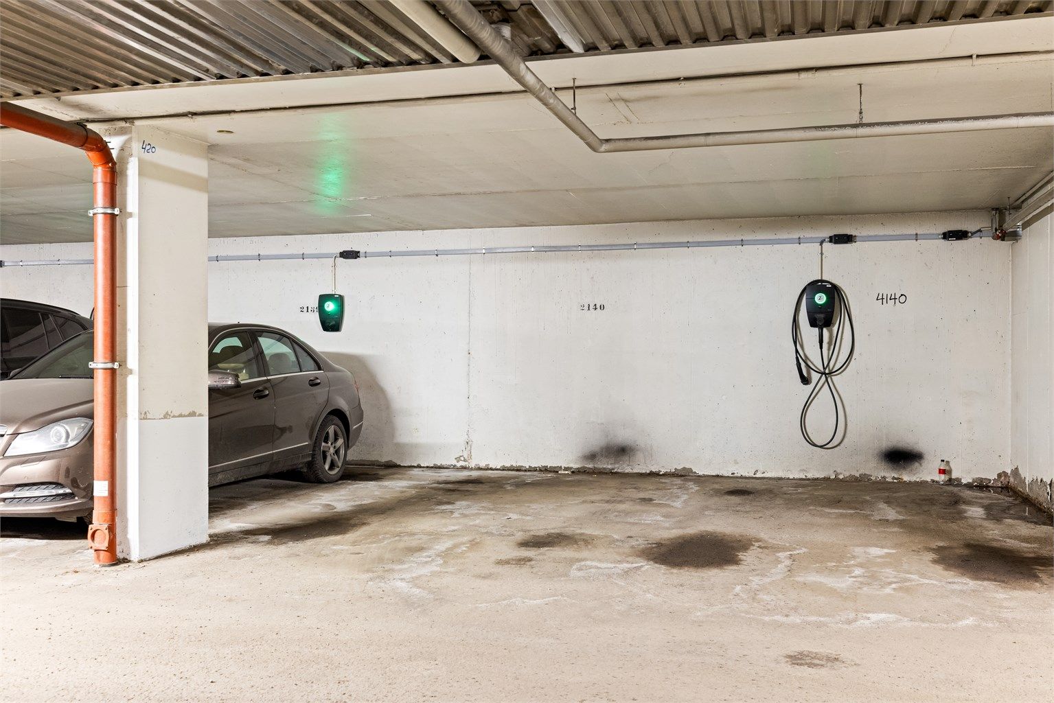 Garasjeplass i felles anlegg er inkludert, med mulighet for å montere ladeboks.