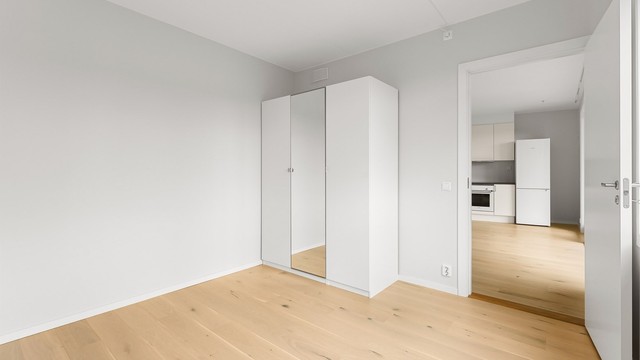 Rommet har god plass til garderobeskap og dobbeltseng.