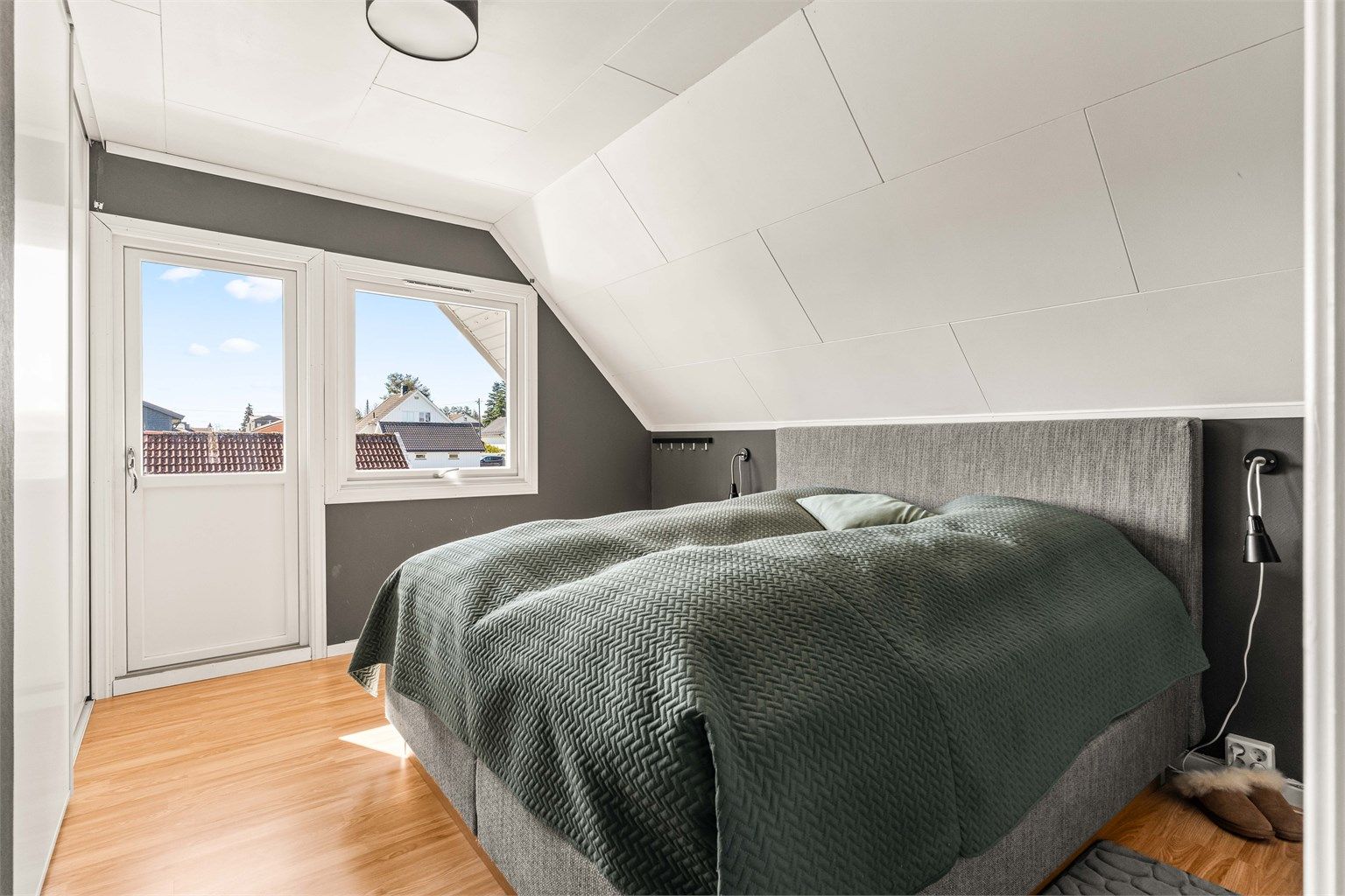 Hovedsoverommet har utgang til en overbygget veranda på 7 m².