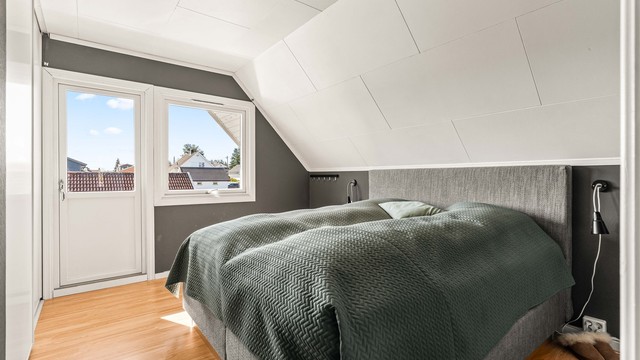Hovedsoverommet har utgang til en overbygget veranda på 7 m².