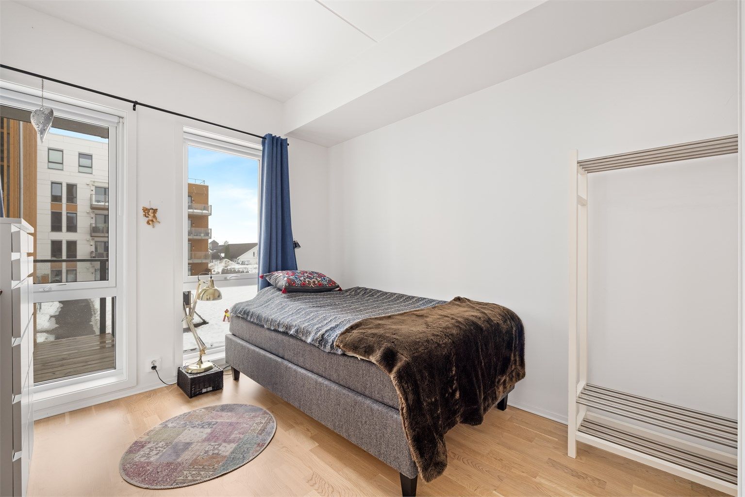 Soverommet har plass til seng og oppbevaringsmøbler.