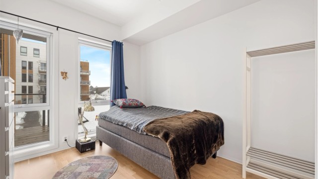 Soverommet har plass til seng og oppbevaringsmøbler.