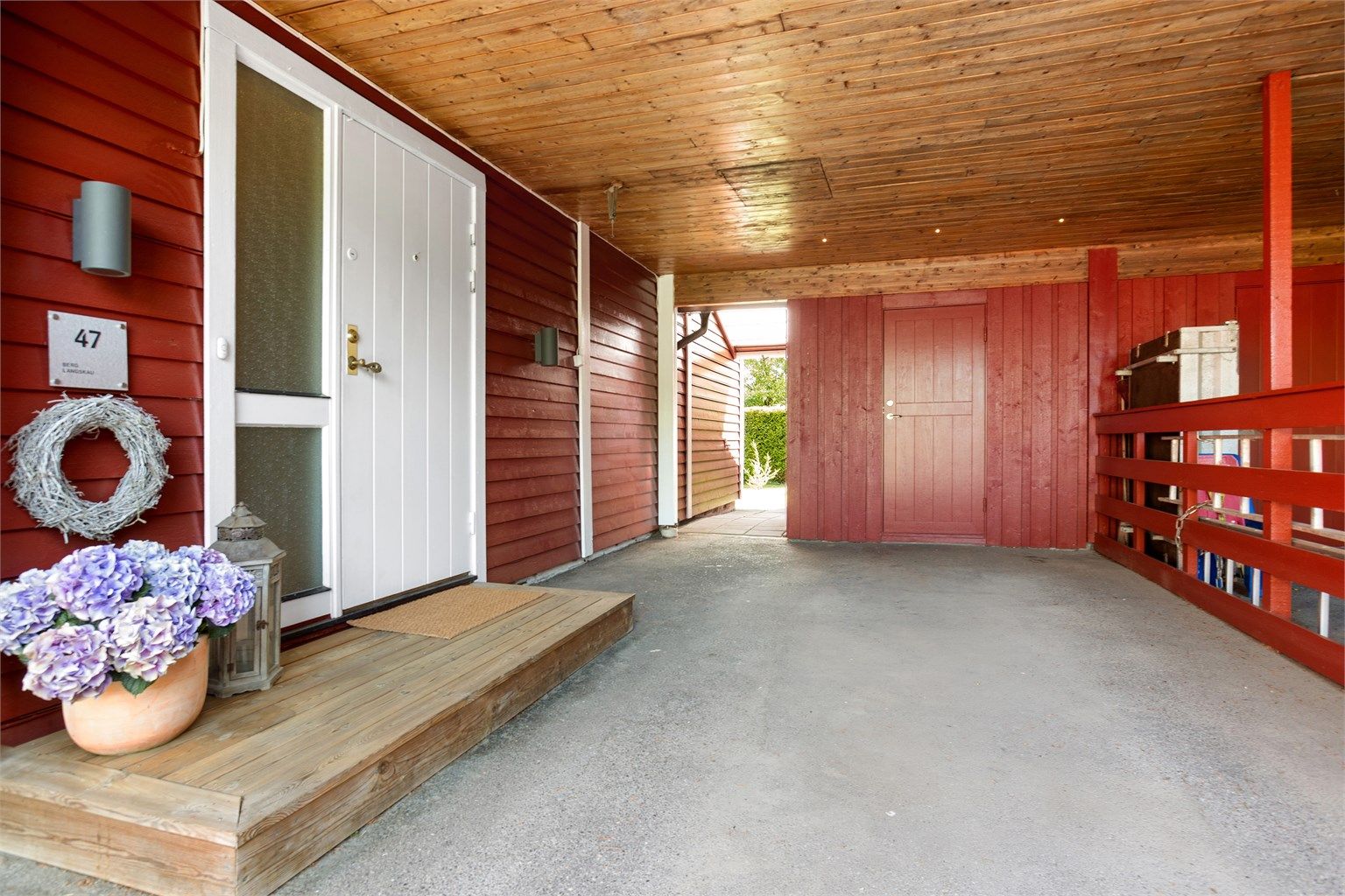 Det er to boder i tilknytning til inngangspartiet 