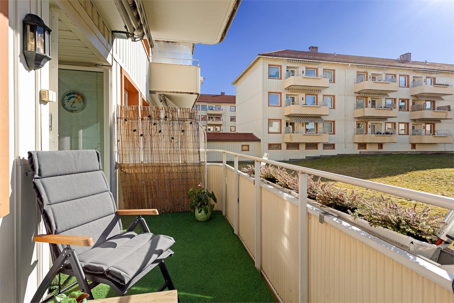 Den sydvendte balkongen på ca. 7 m² har god plass til en sittegruppe og nyter gode solforhold.