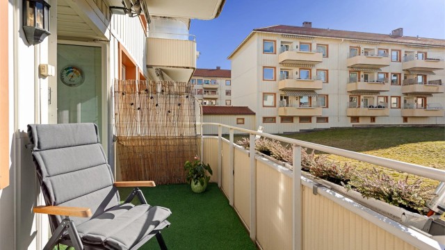 Den sydvendte balkongen på ca. 7 m² har god plass til en sittegruppe og nyter gode solforhold.