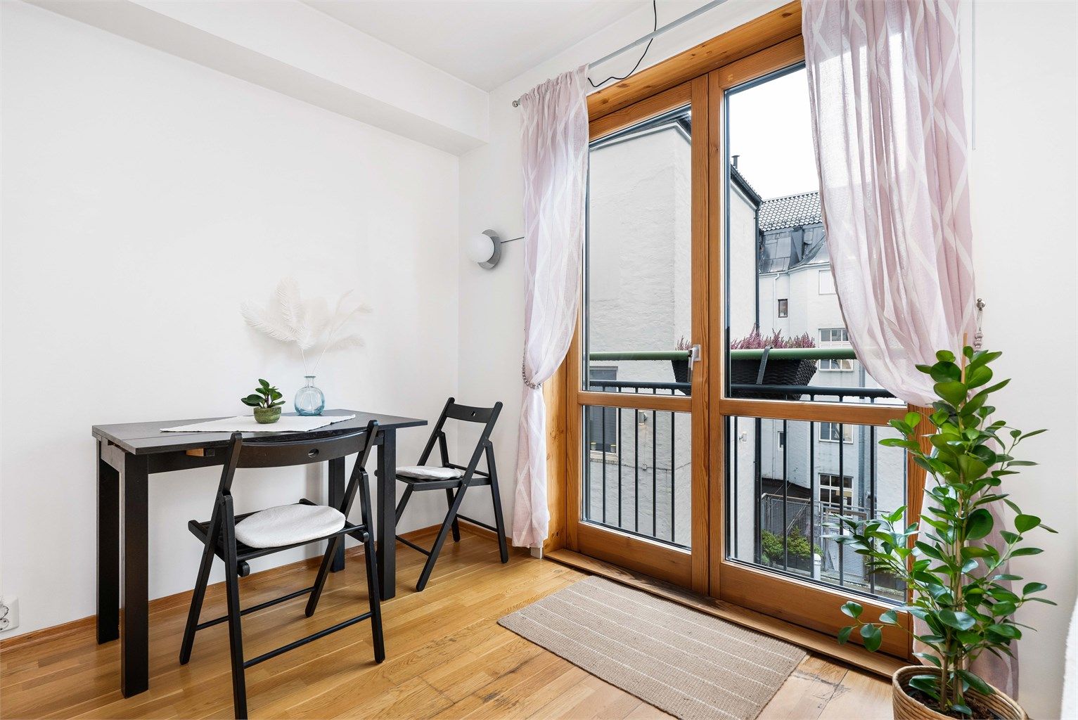 Hyggelig spiseplass ved de store vindusflatene som slipper inn rikelig med dagslys.