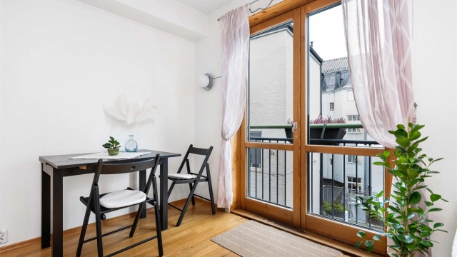 Hyggelig spiseplass ved de store vindusflatene som slipper inn rikelig med dagslys.