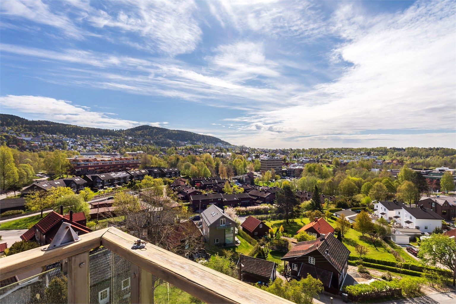 Leiligheten har to gode balkonger med meget gode sol- og utsiktsforhold
