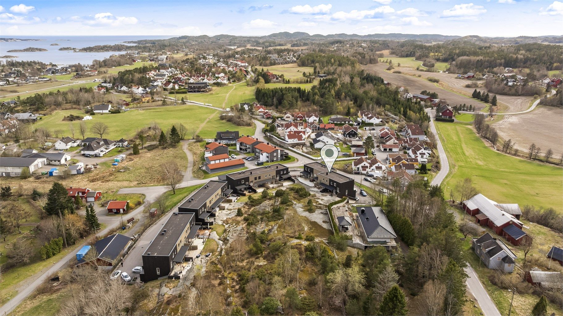 Dette er et meget populært boområde med nærhet til idylliske Granholmen badestrand og båtbrygge. Granholmen er et attraktivt samlingspunkt på varme sommerdager, med badeplass, matservering og herlig sommerstemning. 