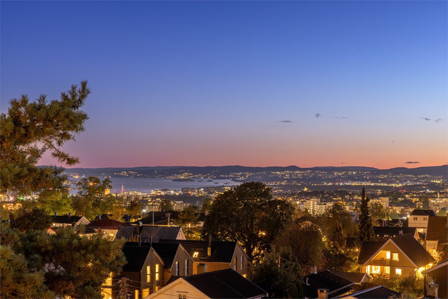 Boligen ligger høyt og fritt med en strålende utsikt mot Oslo sentrum og fjorden i syd og Holmenkollen i vest.