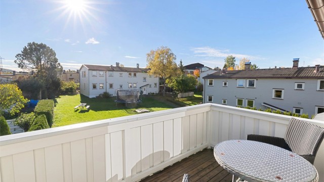 Gjennomgående leilighet over et helt plan med to balkonger og peisovn.
Foto: Løvås Foto