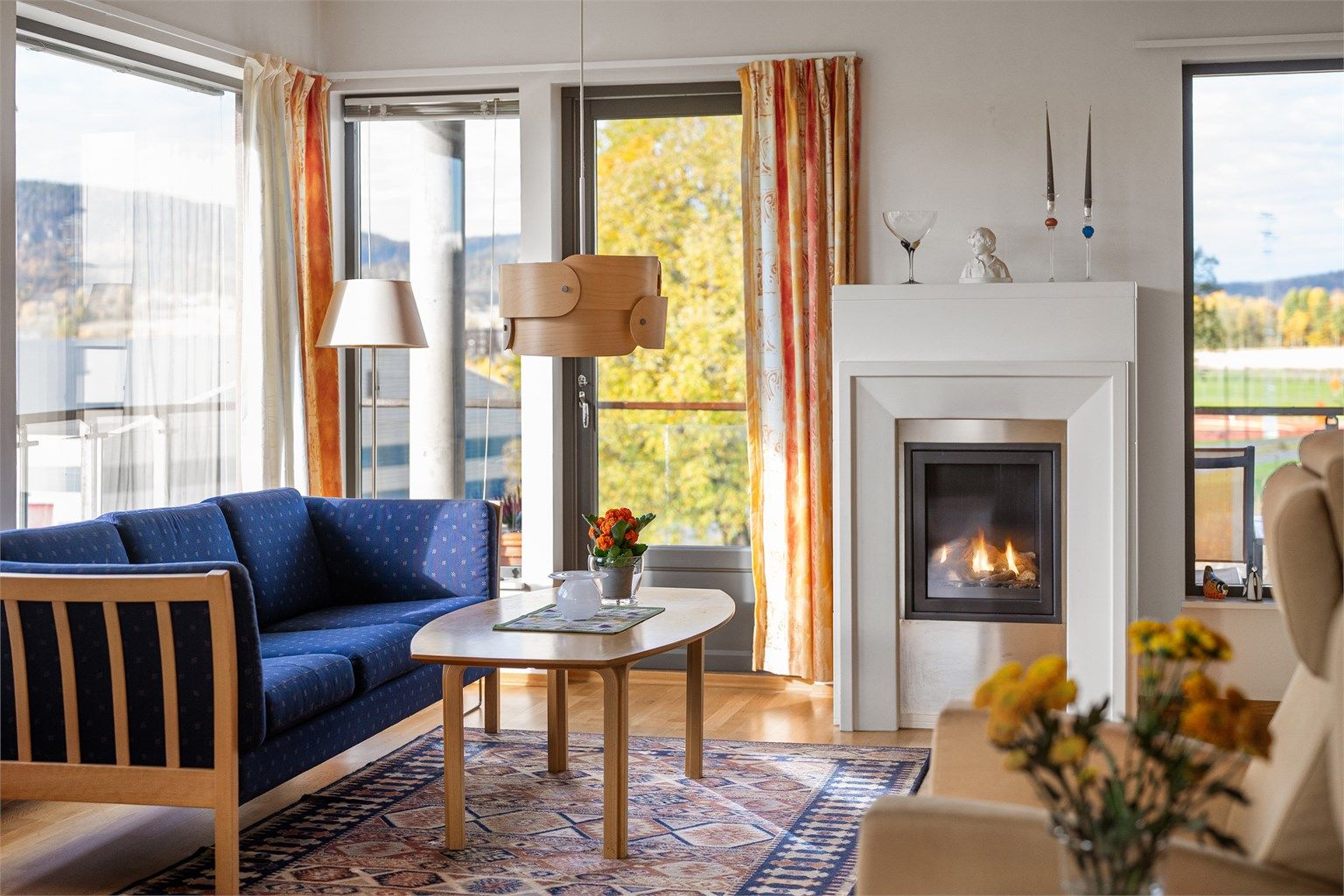 Innbydende og hyggelig 4-roms endeleilighet med stor, solrik balkong og gasspeis