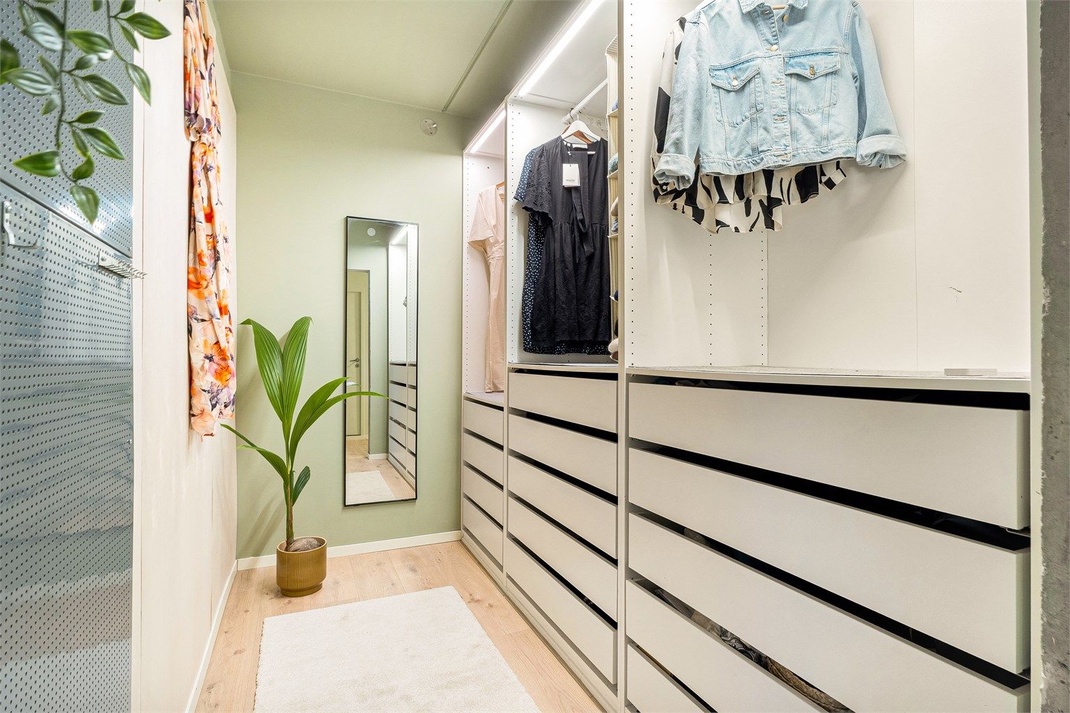 Walk-in garderobeløsning og rikelig med oppbevaringsplass til klær og annet.