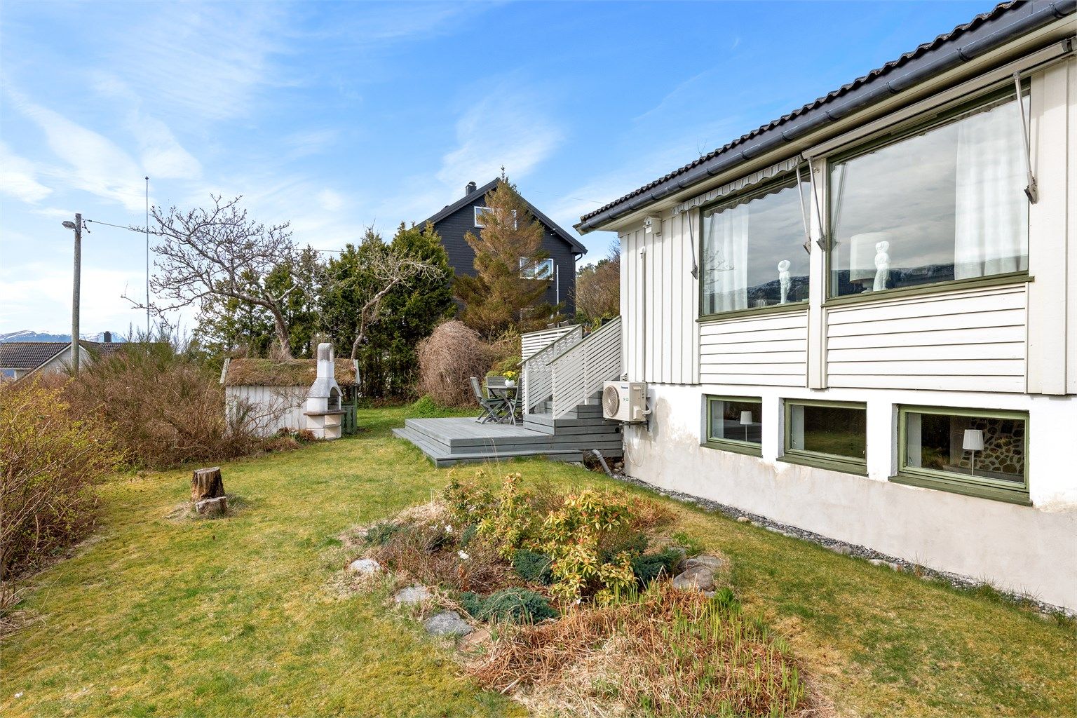 Med flere uteplasser rundt boligen kan man enkelt følge solen gjennom dagen.