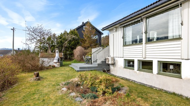 Med flere uteplasser rundt boligen kan man enkelt følge solen gjennom dagen.
