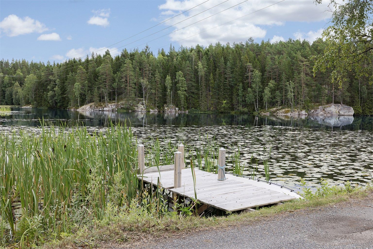 Bråtatjern har en idyllisk badeplass med grøntareal, flytebrygge og stupebrett.
