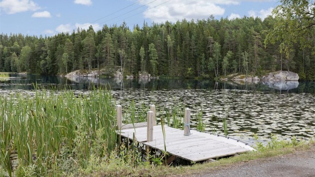 Bråtatjern har en idyllisk badeplass med grøntareal, flytebrygge og stupebrett.