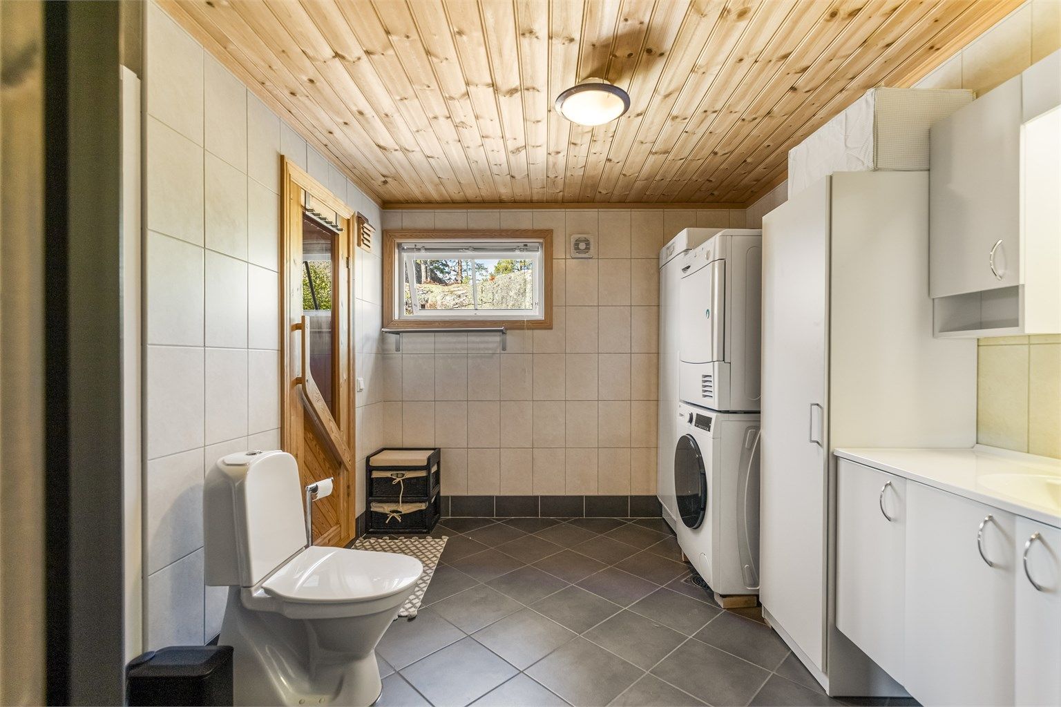 Bad/vaskerom i første etasje med gulvvarme og opplegg for vaskemaskin.