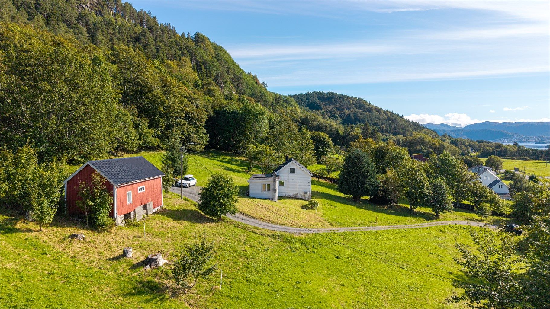 Eiendommen har ca. 8 mål innmark og ca. 19 mål utmark på Ellingsøya.