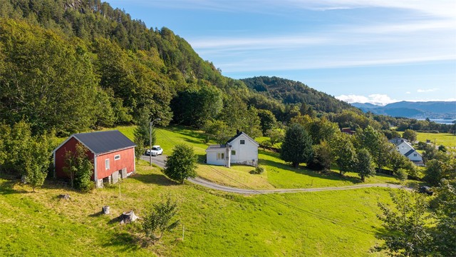 Eiendommen har ca. 8 mål innmark og ca. 19 mål utmark på Ellingsøya.